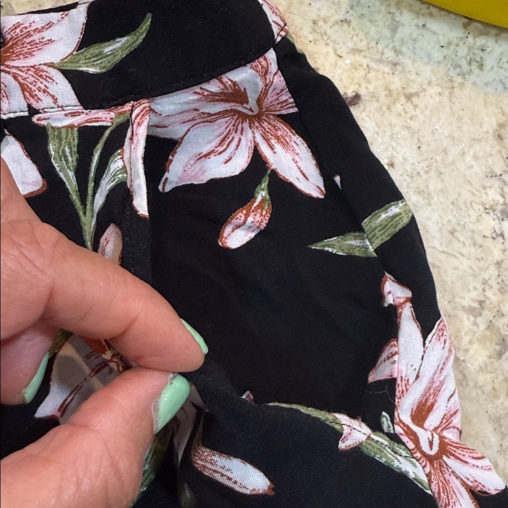 Forever 21  Women’s floral shorts black/pink Size Small - Picture 8 of 9